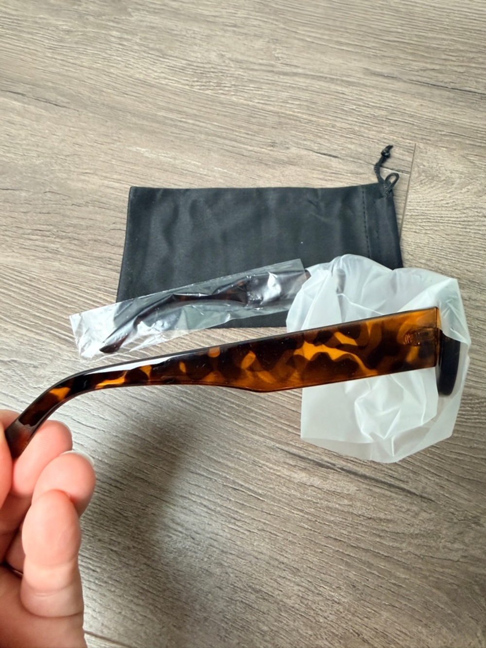 🕶️ Women’s Leopard Tortoise Shell Narrow Rectangular Sunglasses – Trendy UV400 - Picture 3 of 4